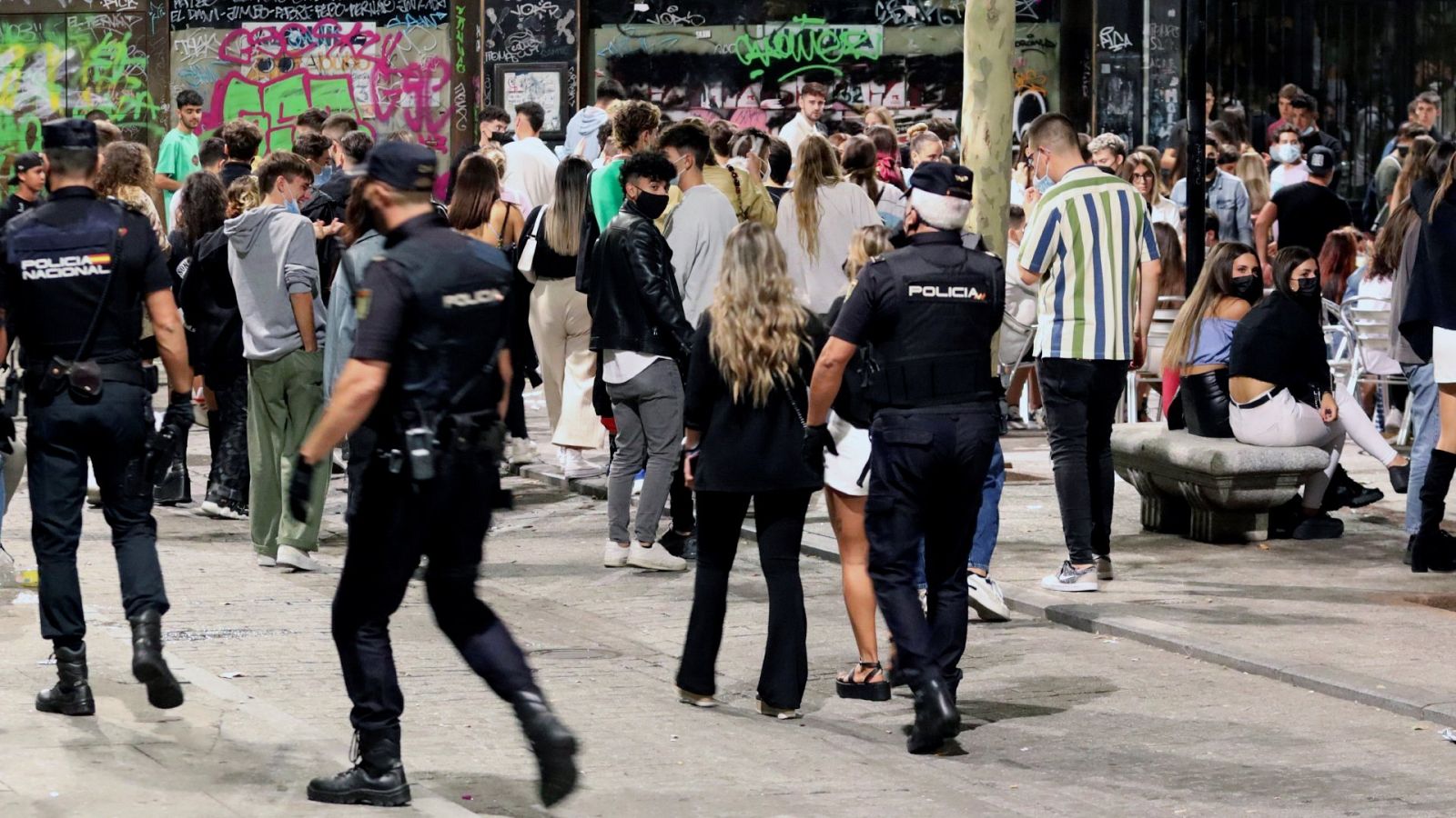 Efectivos de la Policía Nacional intervienen un botellón