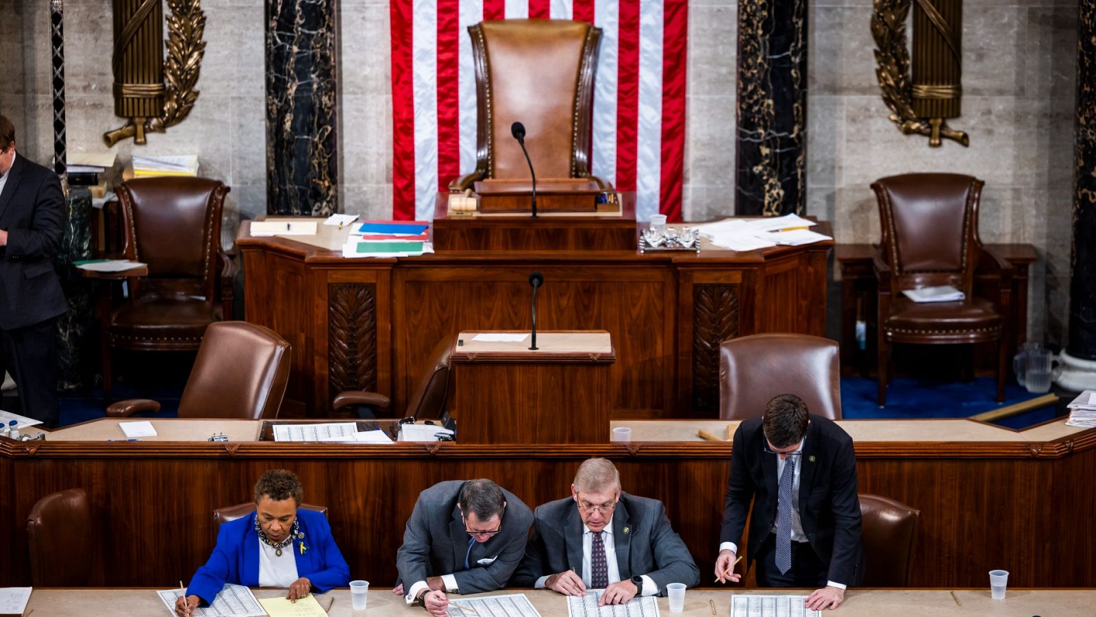 Bloqueo Cámara Representantes: Legisladores estadounidenses contabilizan los votos para el presidente