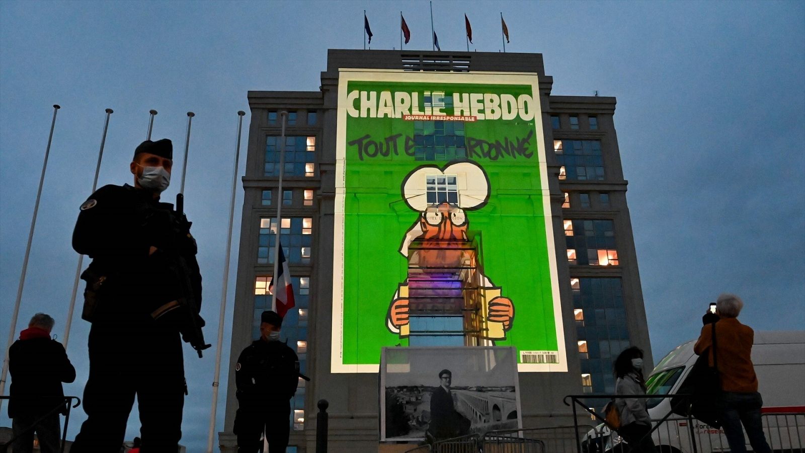 La portada de la revista 'Charlie Hebdo' en 2020 en la fachada de un hotel en Francia