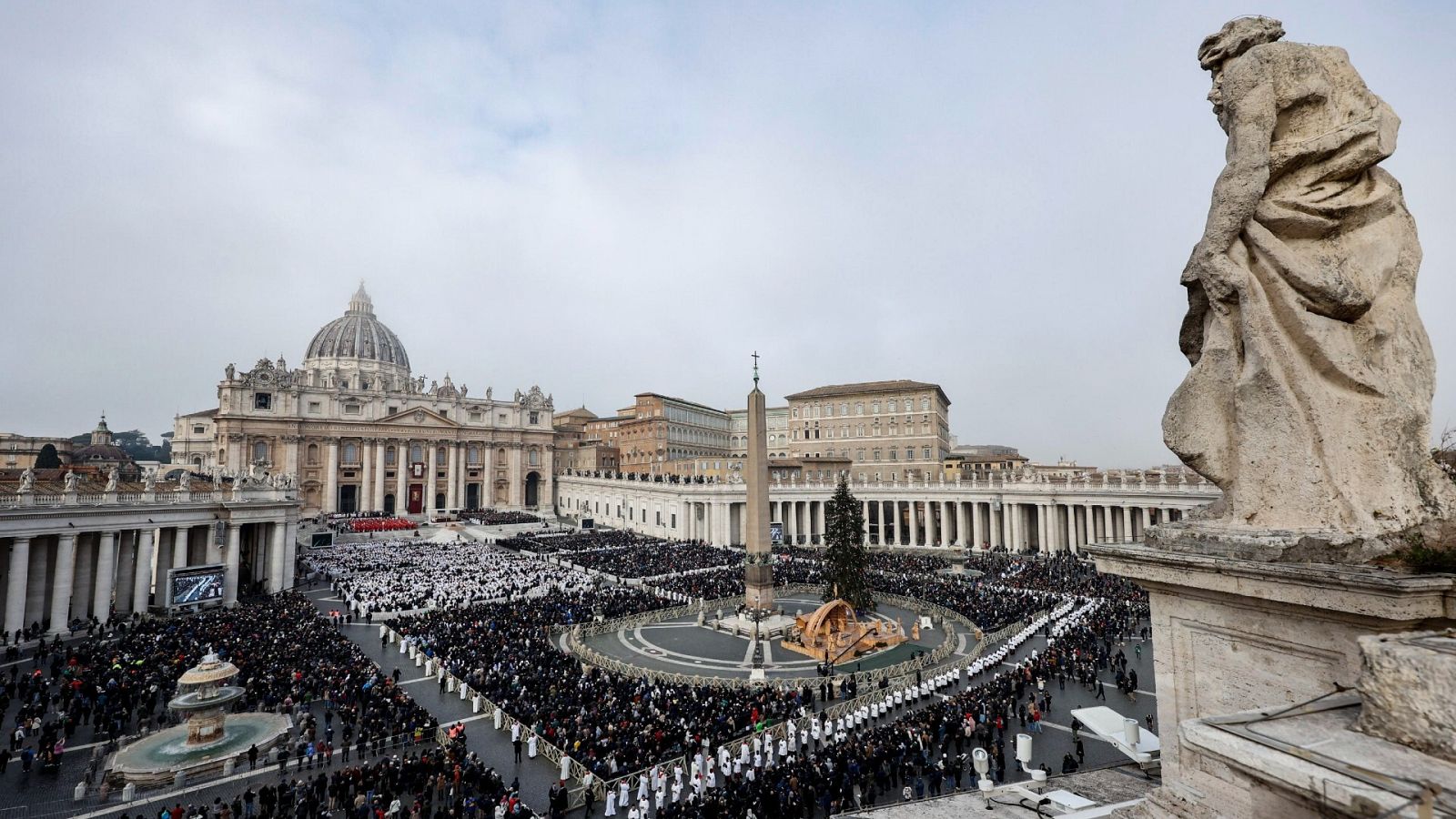 La plaza de San Pedro, abarrotada en el funeral de Benedicto XVI