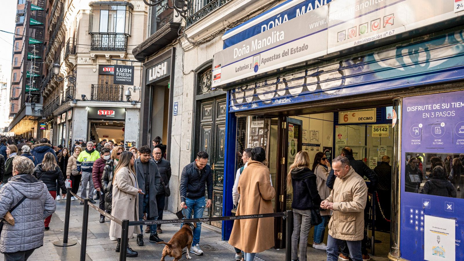 Terminaciones y aproximaciones Lotería del Niño 2023: Un grupo de personas hace cola para comprar lotería en Doña Manolita