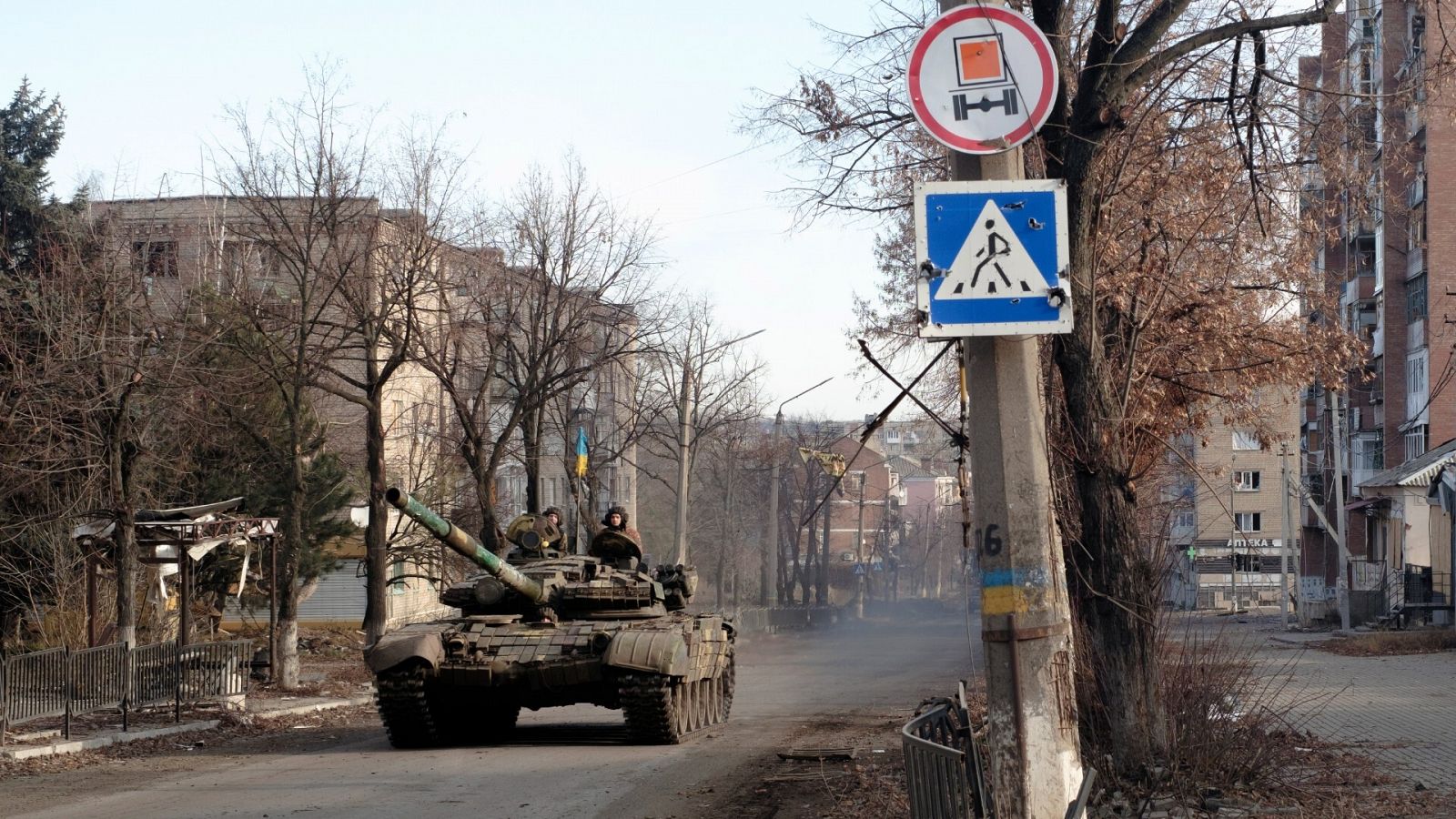 Un tanque circula por las calles de la ciudad de Bajmut, en la región de Donetsk