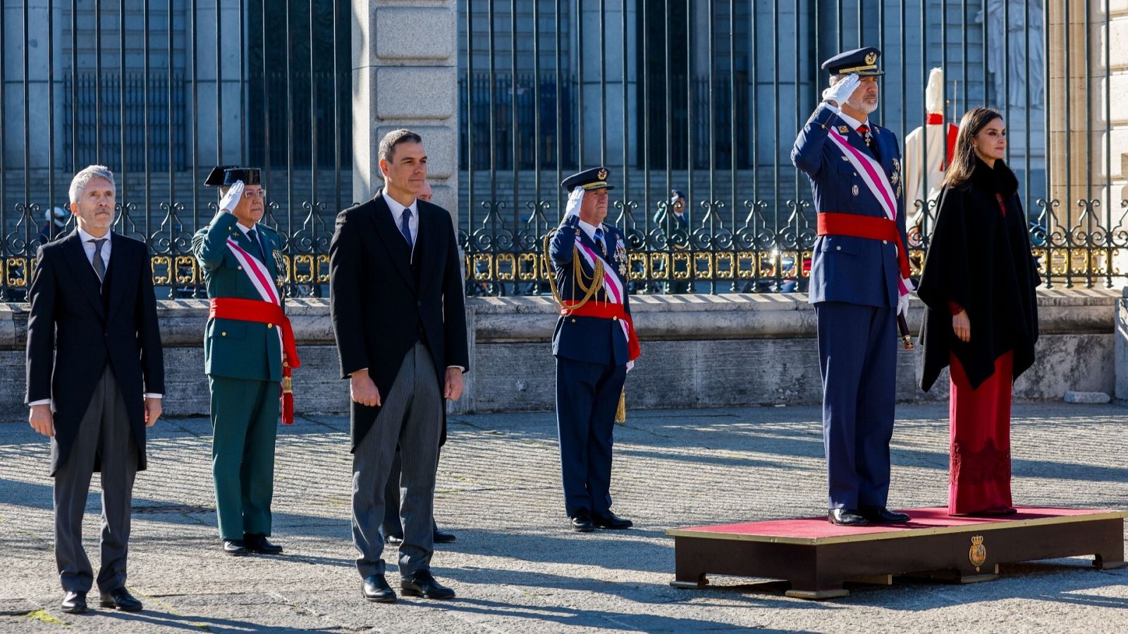El rey Felipe VI preside la celebración de la Pascua Militar este viernes en la plaza de la Armería de Madrid, frente al Palacio Real.