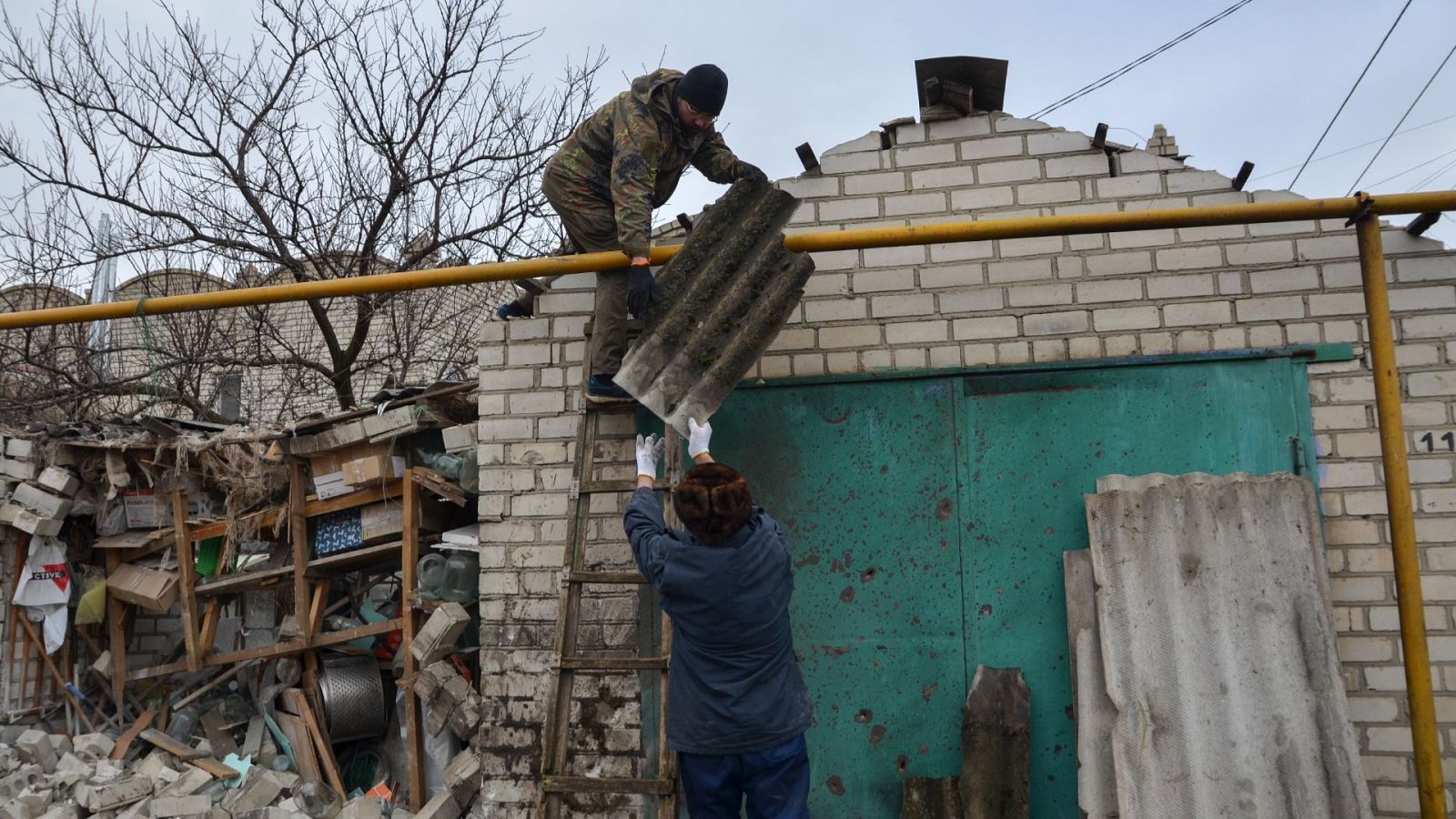Vecinos recogen los destrozos tras un ataque en Jersón