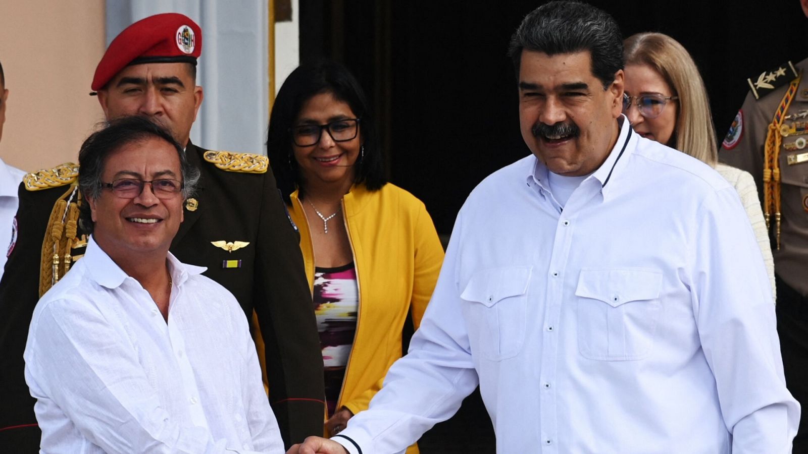 El presidente de Venezuela, Nicolás Maduro (d), y el presidente de Colombia, Gustavo Petro, tras finalizar su reunión en Caracas.