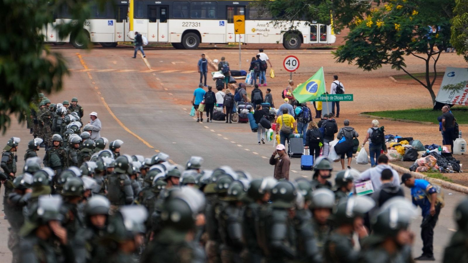 Partidarios del expresidente de Brasil, Jair Bolsonaro, abandonan un campamento frente a la sede del Ejército en Brasilia