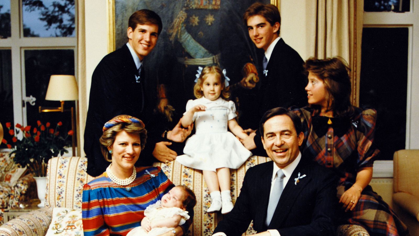 Constantino de Grecia y Ana María de Dinamarca con sus 5 hijos: Pablo, Felipe, Teodora, Nicolás y Alexia