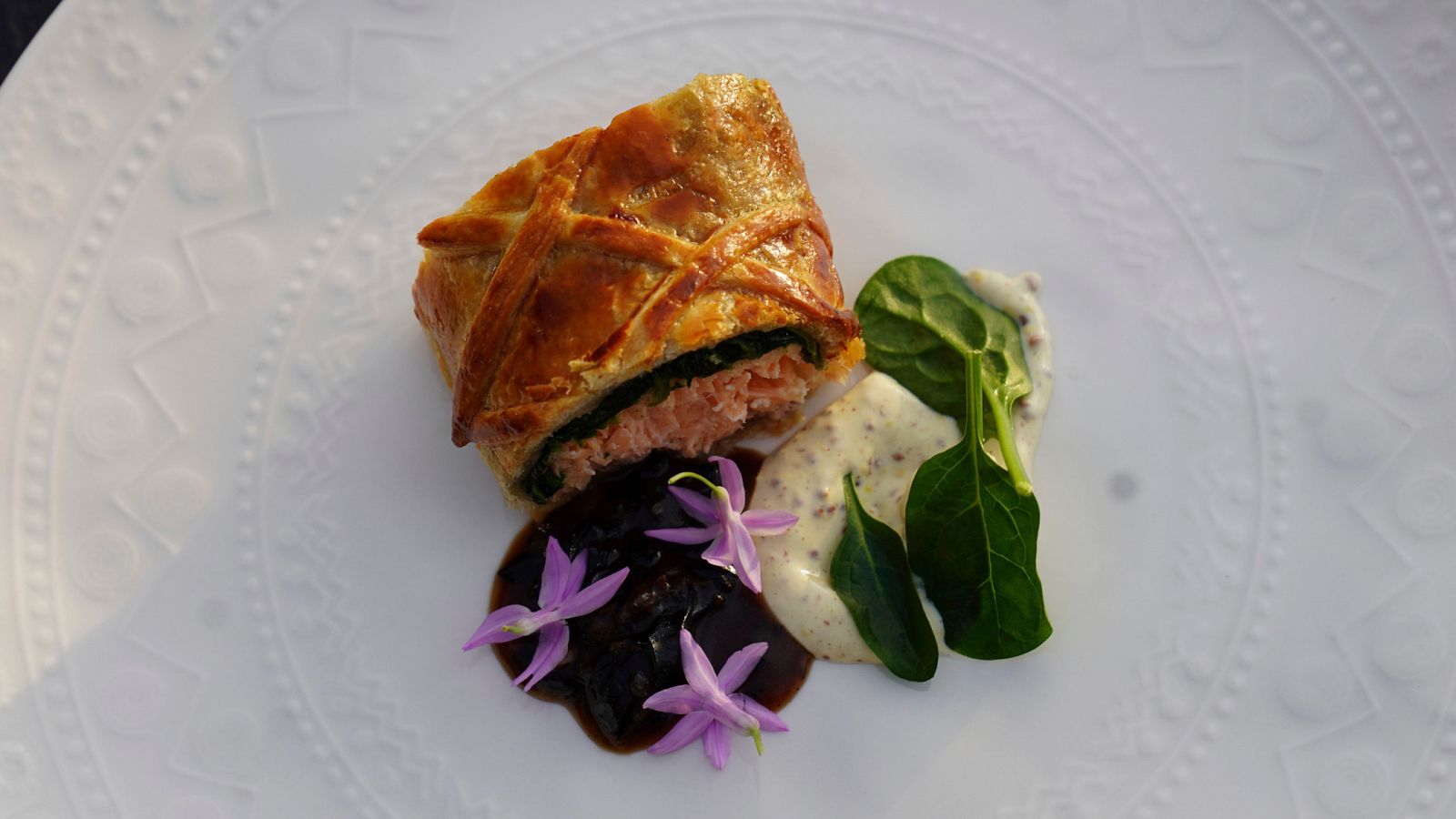 Receta de salmón en croute con mostaza dijon y duxelle de setas de temporada