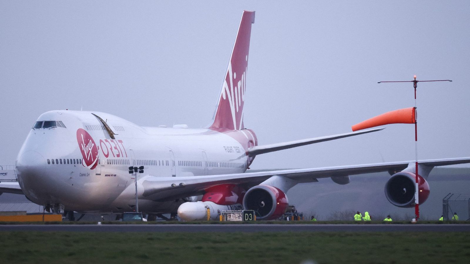 El 'Cosmic Girl', un avión Boeing 747-400 de Virgin, se sienta en la pista con el cohete LauncherOne acoplado al ala, en Gran Bretaña.