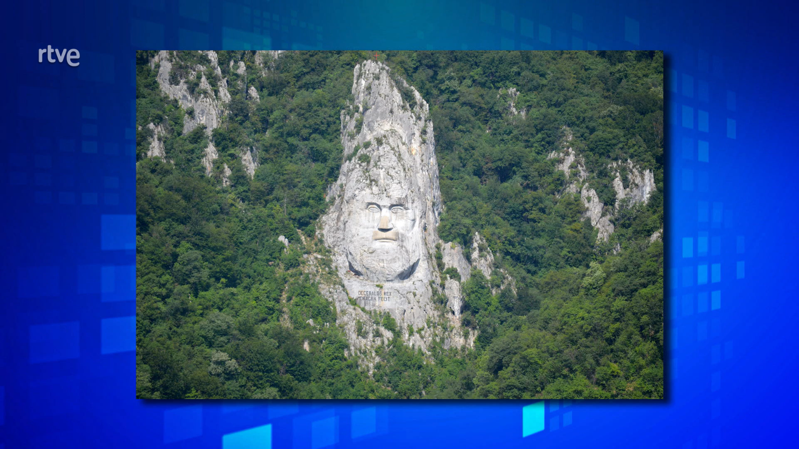 La cara del rey dacio Decébalo, esculpida en roca a orillas del Danubio en Rumanía.