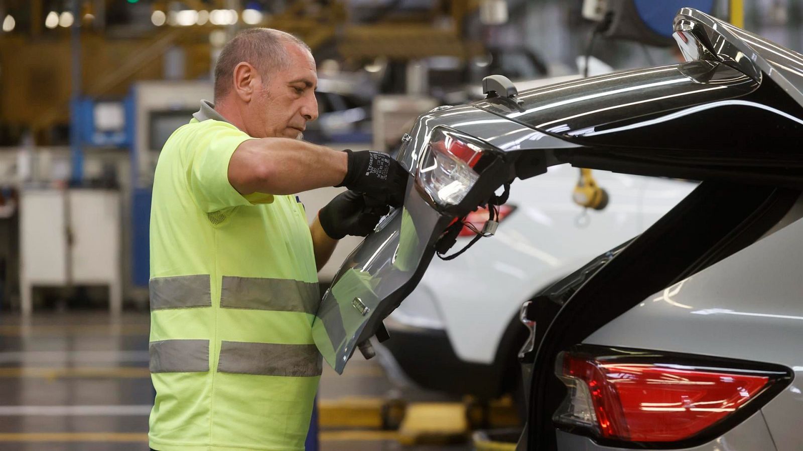 Un trabajador en la fábrica de Ford en Almussafes, Valencia