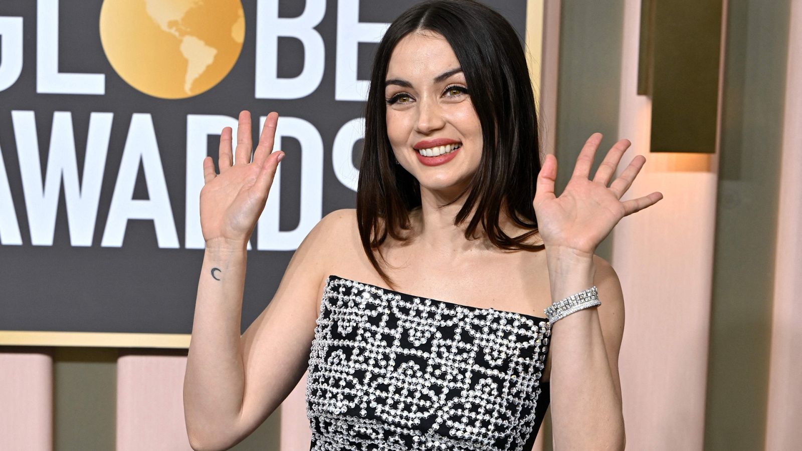  Ana de Armas viste de Louis Vuitton en los Globos de Oro