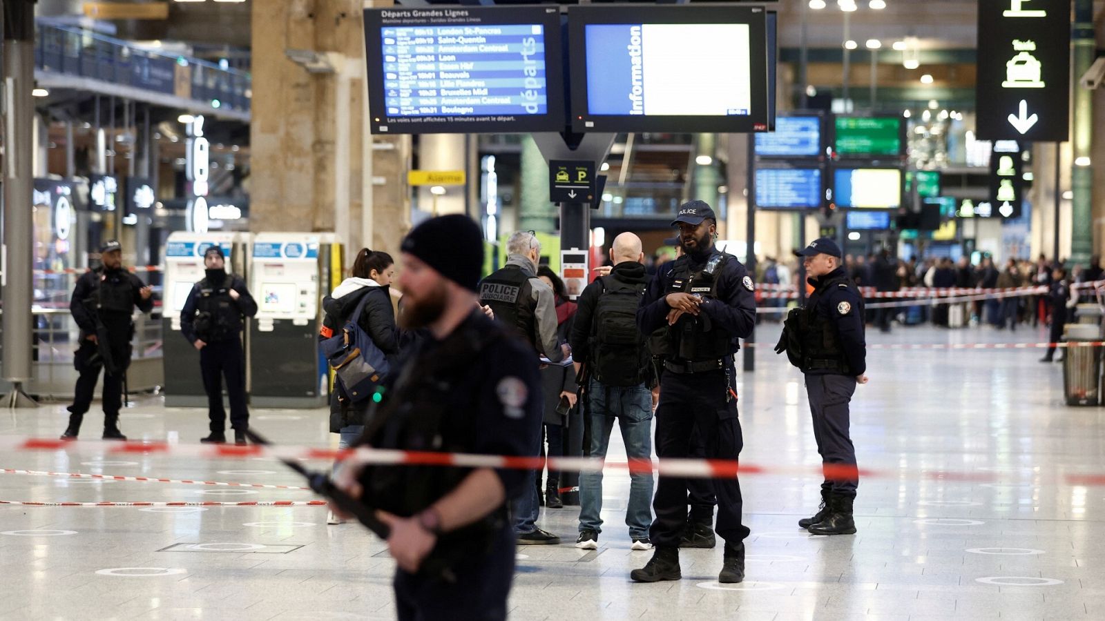 Policías franceses aseguran la zona donde se ha producido un apuñalamiento múltiple en la Estación del Norte, en París, el 11 de enero de 2023. REUTERS/Benoit Tessier