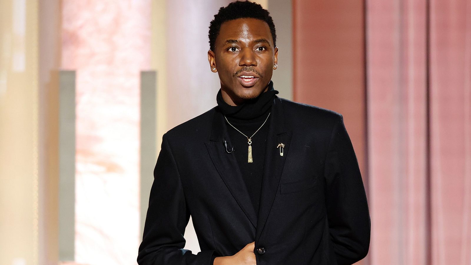 Jerrod Carmichael presentador de los Globos de Oro