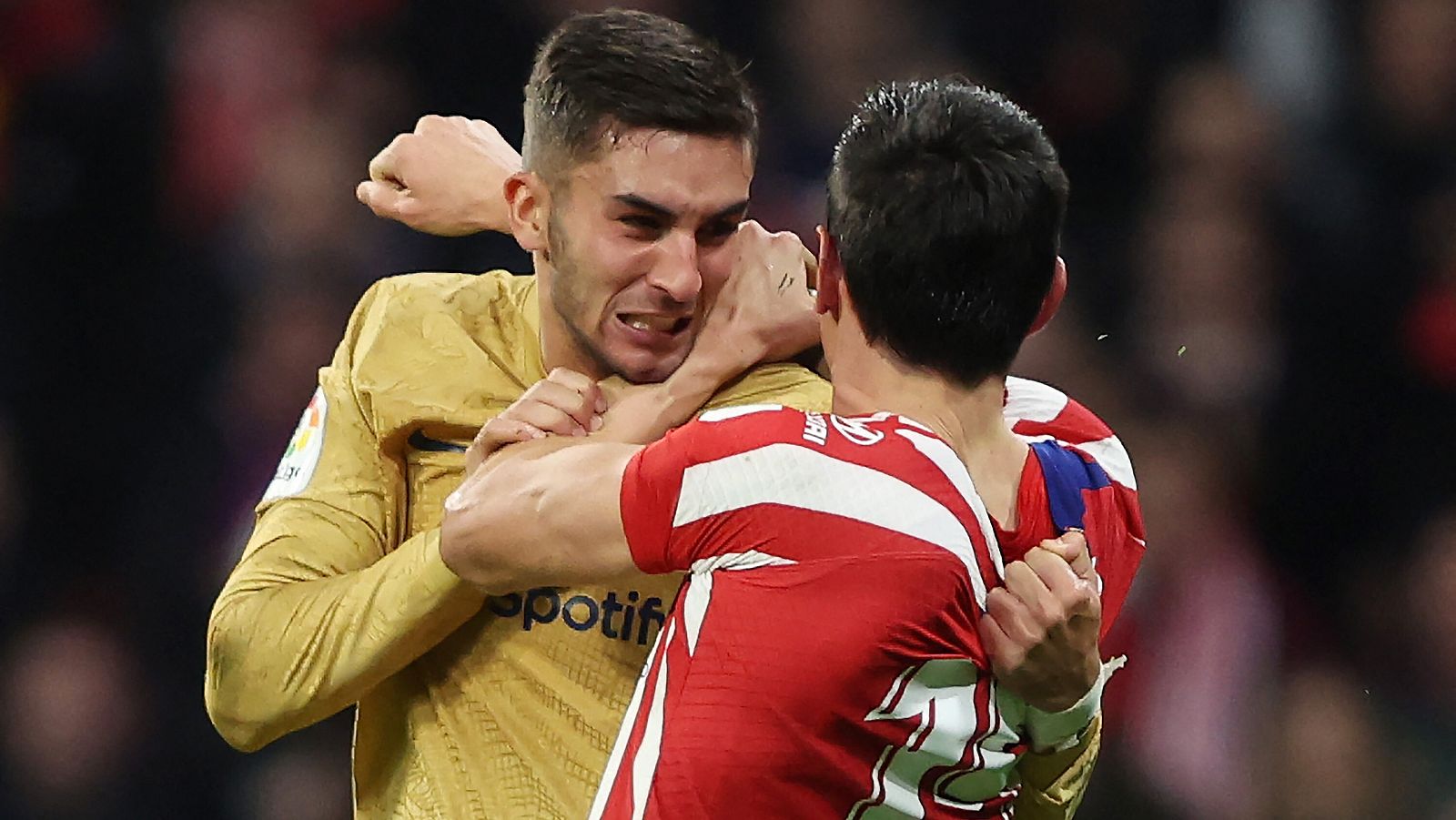 Ferran Torres y Savic protagonizaron una pelea en los últimos minutos del Atlético -  Barcelona.