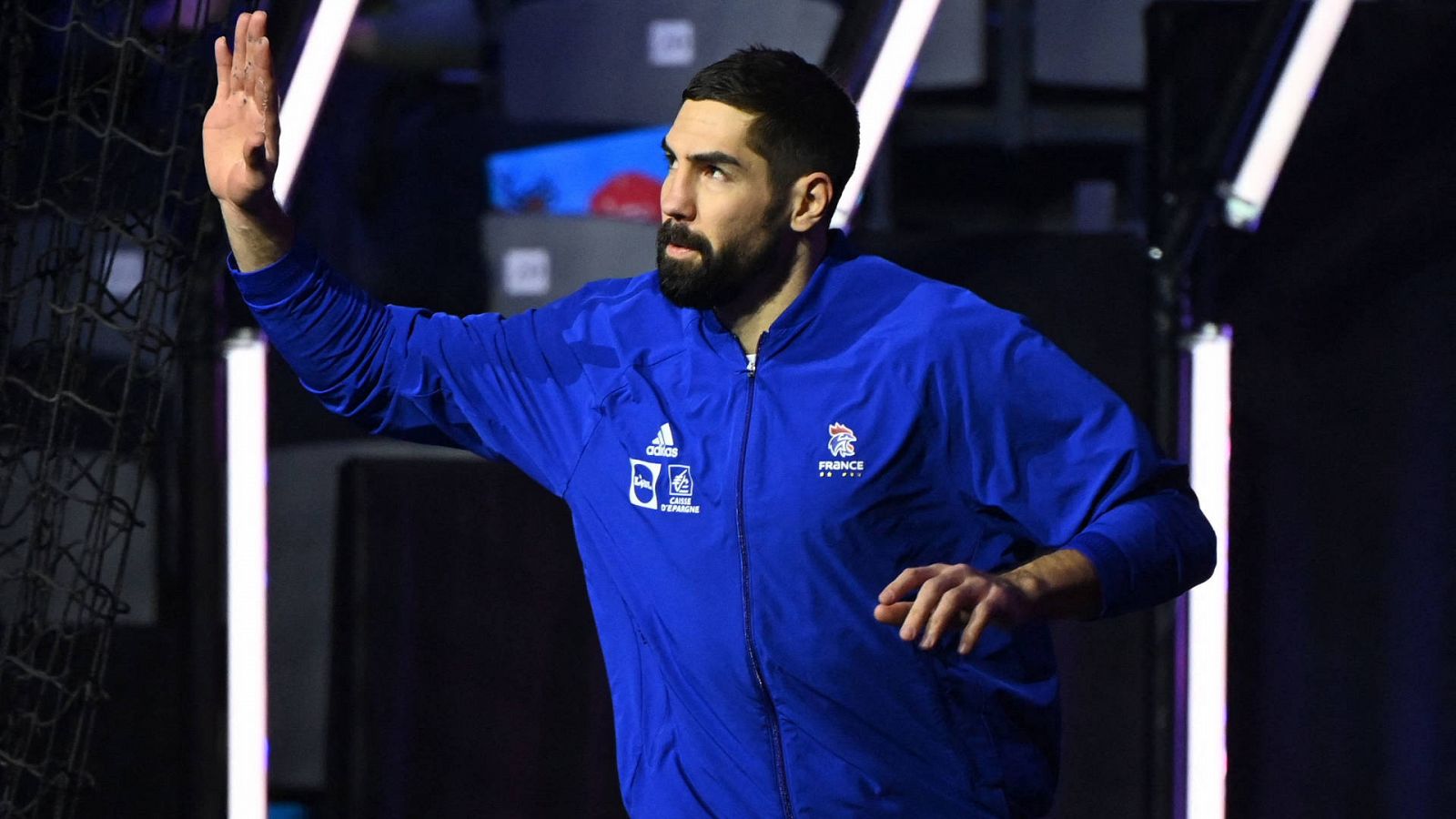 Nikola Karabatic saluda al saltar al campo de juego en un partido de Francia del año pasado