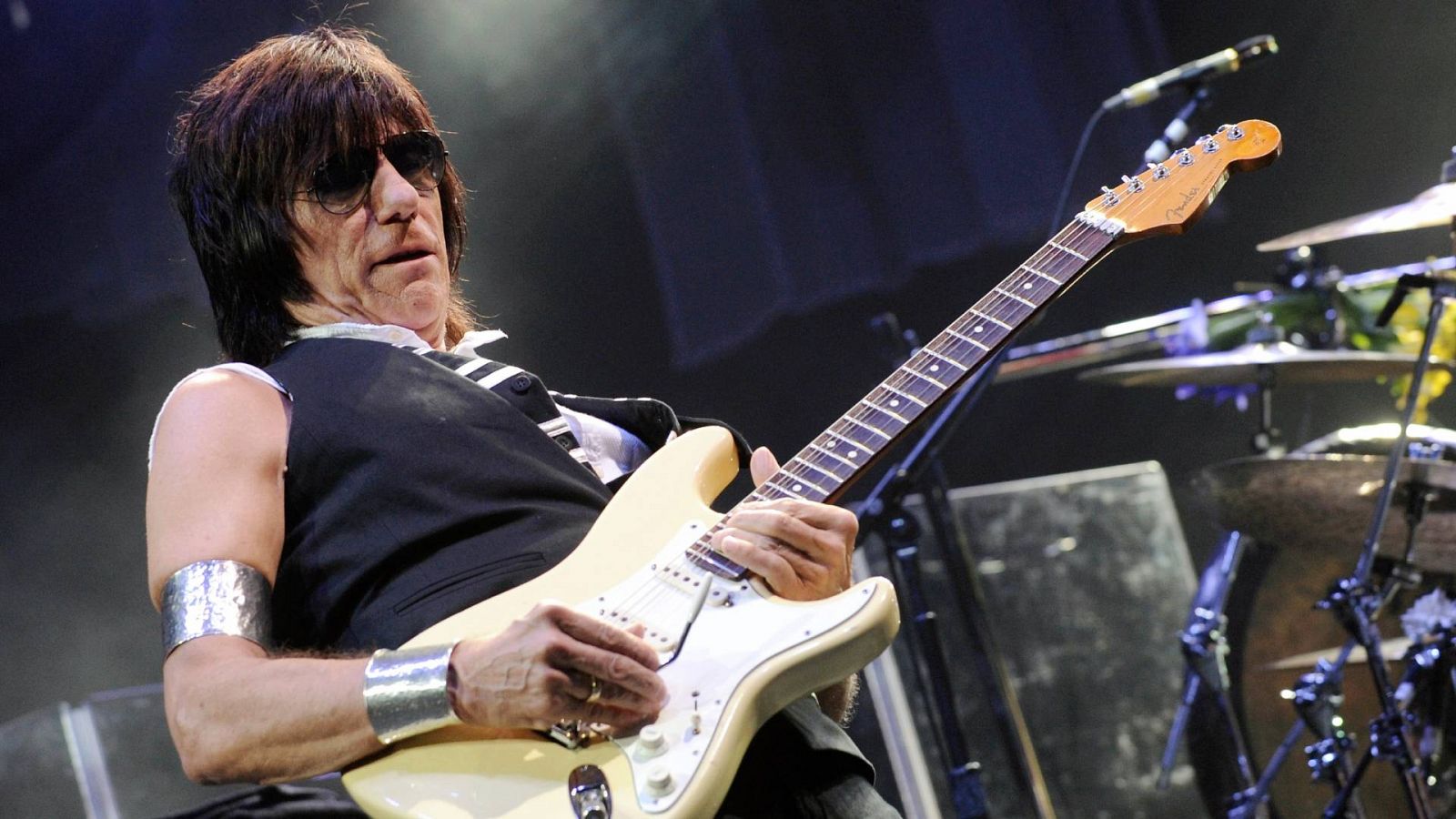 El guitarrista Jeff Beck actúa en un concierto en el Madison Square Garden de Nueva York en 2010. 