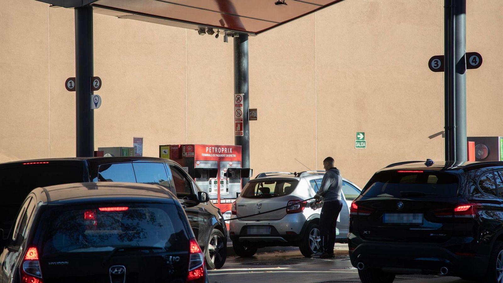 Un hombre reposta en una gasolinera en Barcelona