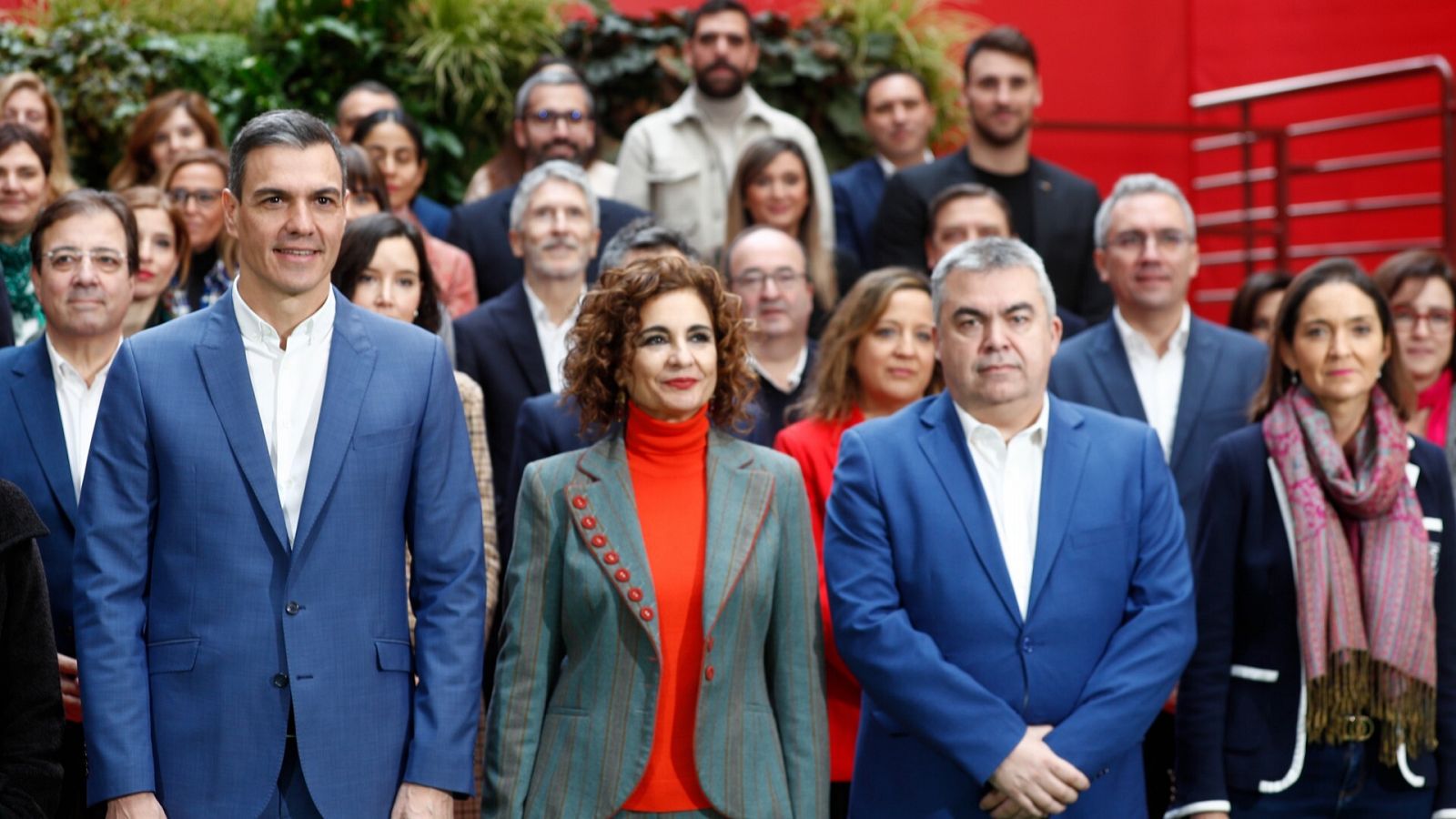 El presidente del Gobierno, Pedro Sánchez (i), la ministra de Hacienda, María Jesús Montero (c), y el secretario Organización del PSOE Santos Cerdán León (d) durante la foto de familia de la reunión especial de la Ejecutiva Federal del PSOE.