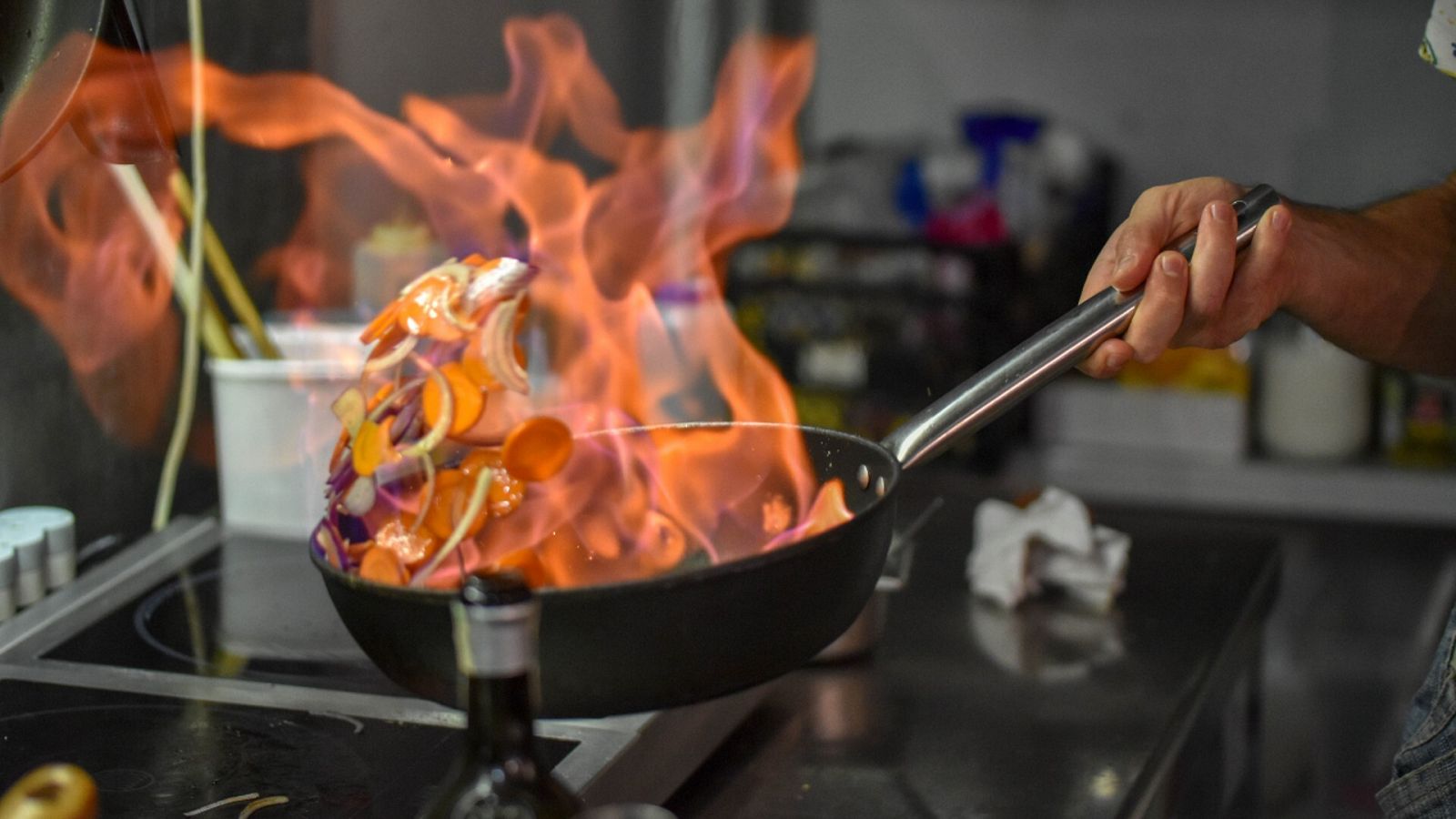 Imagen de una persona cocinando.