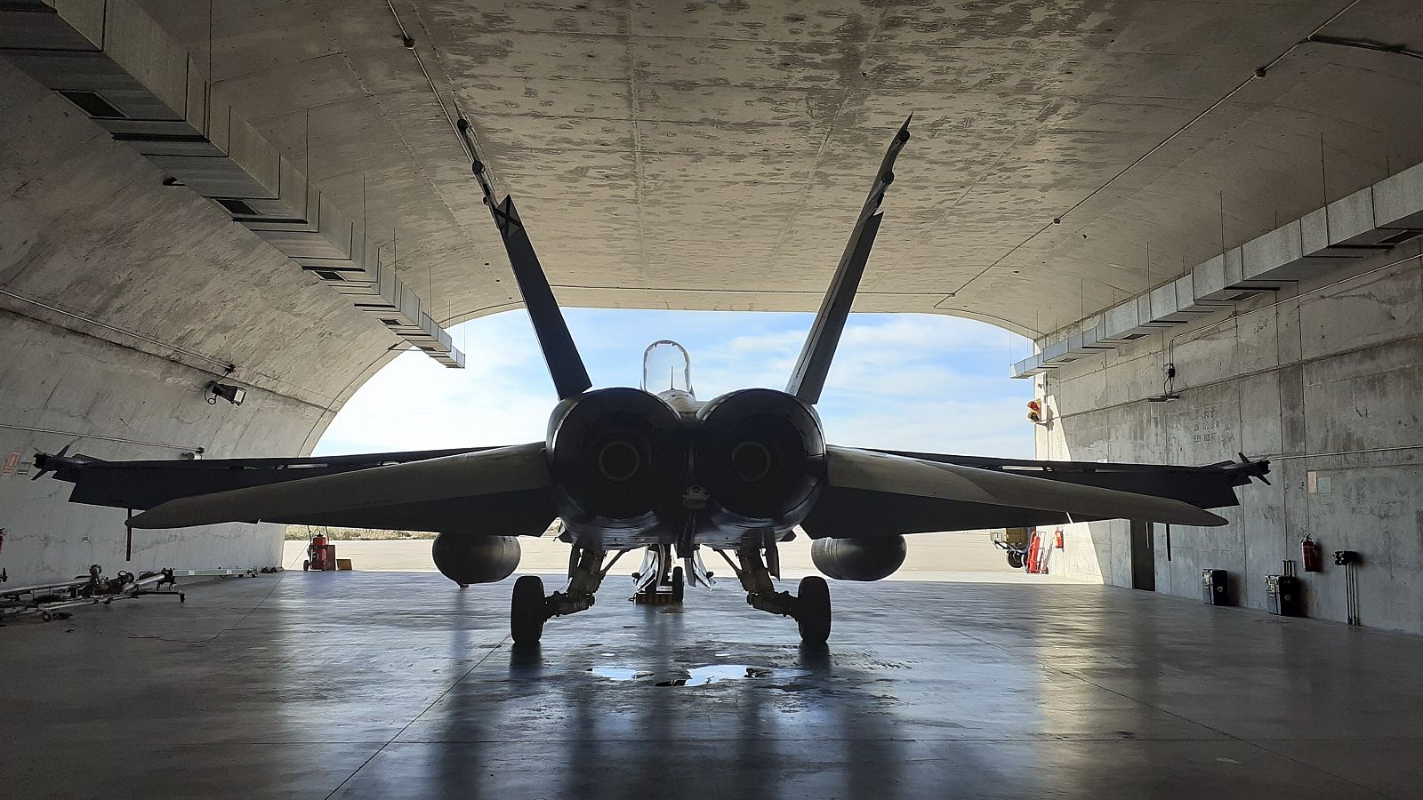 Un F-18 en la base militar de Torrejón (Madrid) preparado para salir en menos de 15 minutos si se produce una alarma