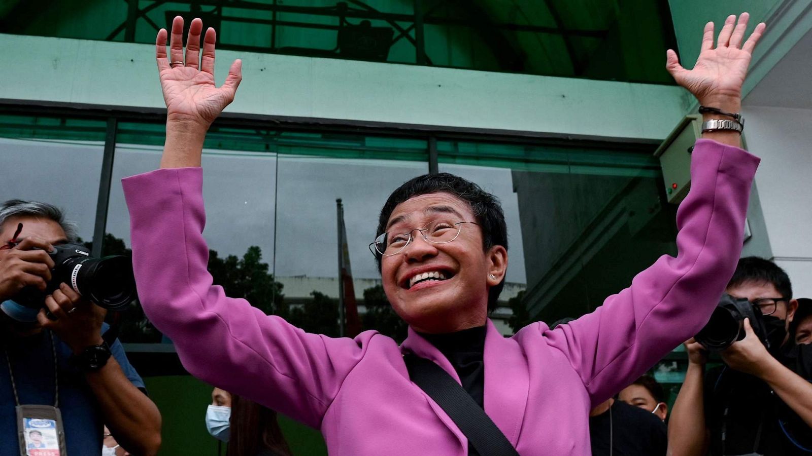 La premio Nobel Maria Ressa celebra su absolución de los casos de evasión fiscal contra ella en el Tribunal de Apelaciones Fiscales en Quezon.
