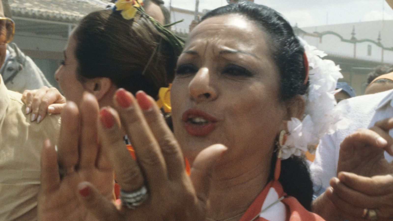 La cantante Lola Flores dedica una canción a la Virgen durante la romería del Rocío