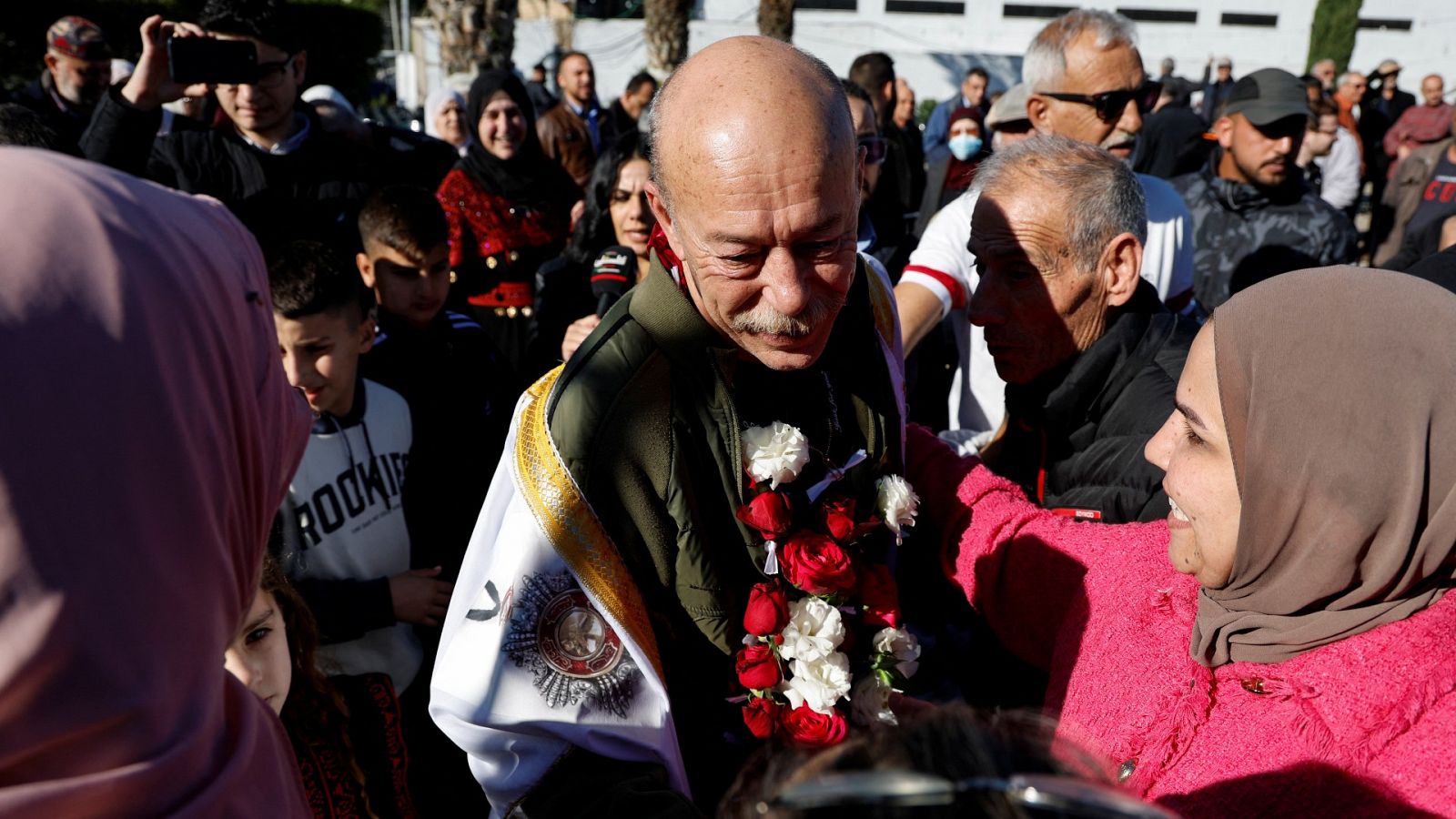 El preso palestino liberado Maher Younis llega a su localidad natal de Ara, en Israel, el 19 de enero de 2023. REUTERS/Ammar Awad