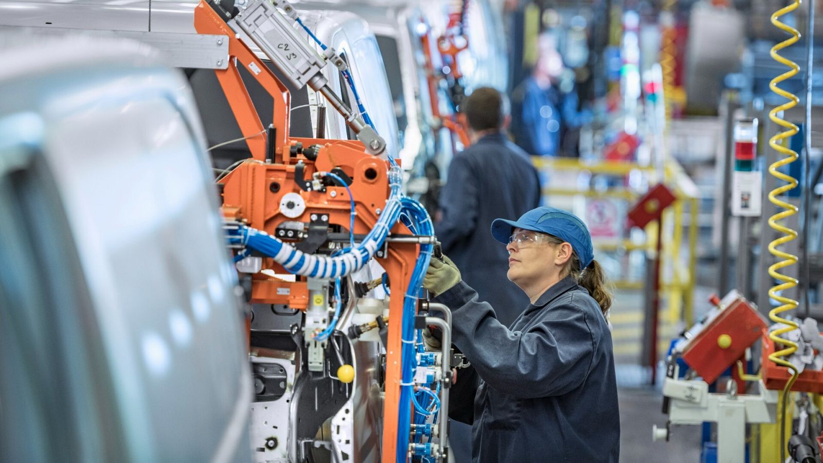 Una trabajadora en una fábrica de automóviles