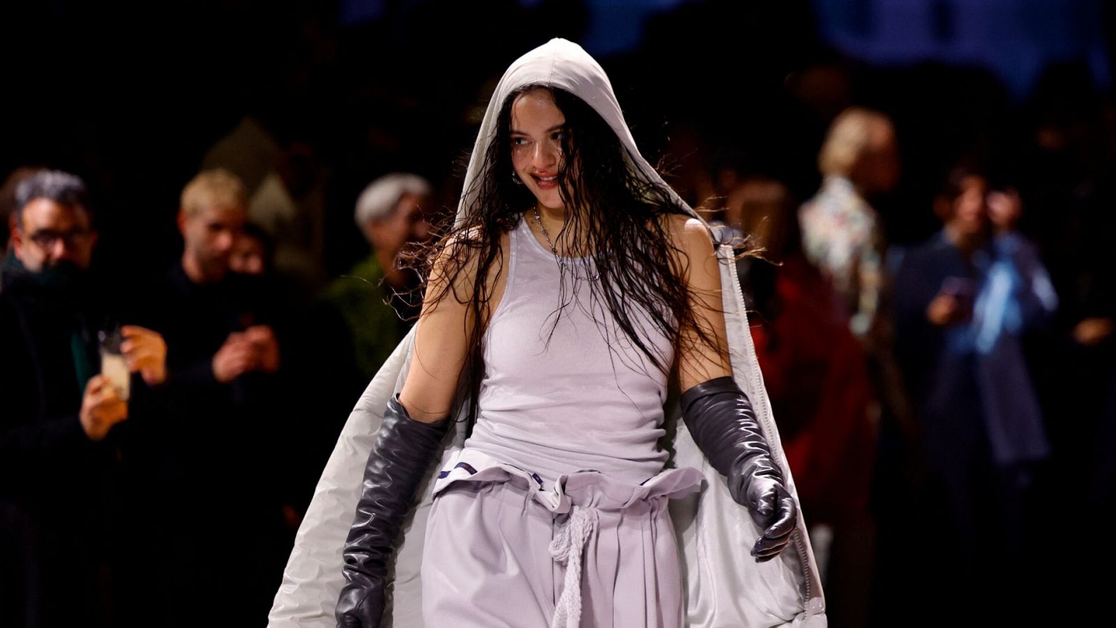 Rosalía en el desfile de Louis Vuitton: los mejores momentos de la artista  española 
