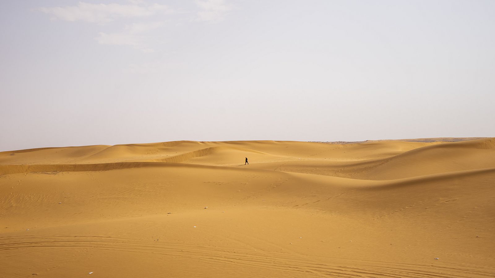 Un saharaui caminando en las dunas de Djala, uno de los campamentos de refugiados saharauis en Tindúf