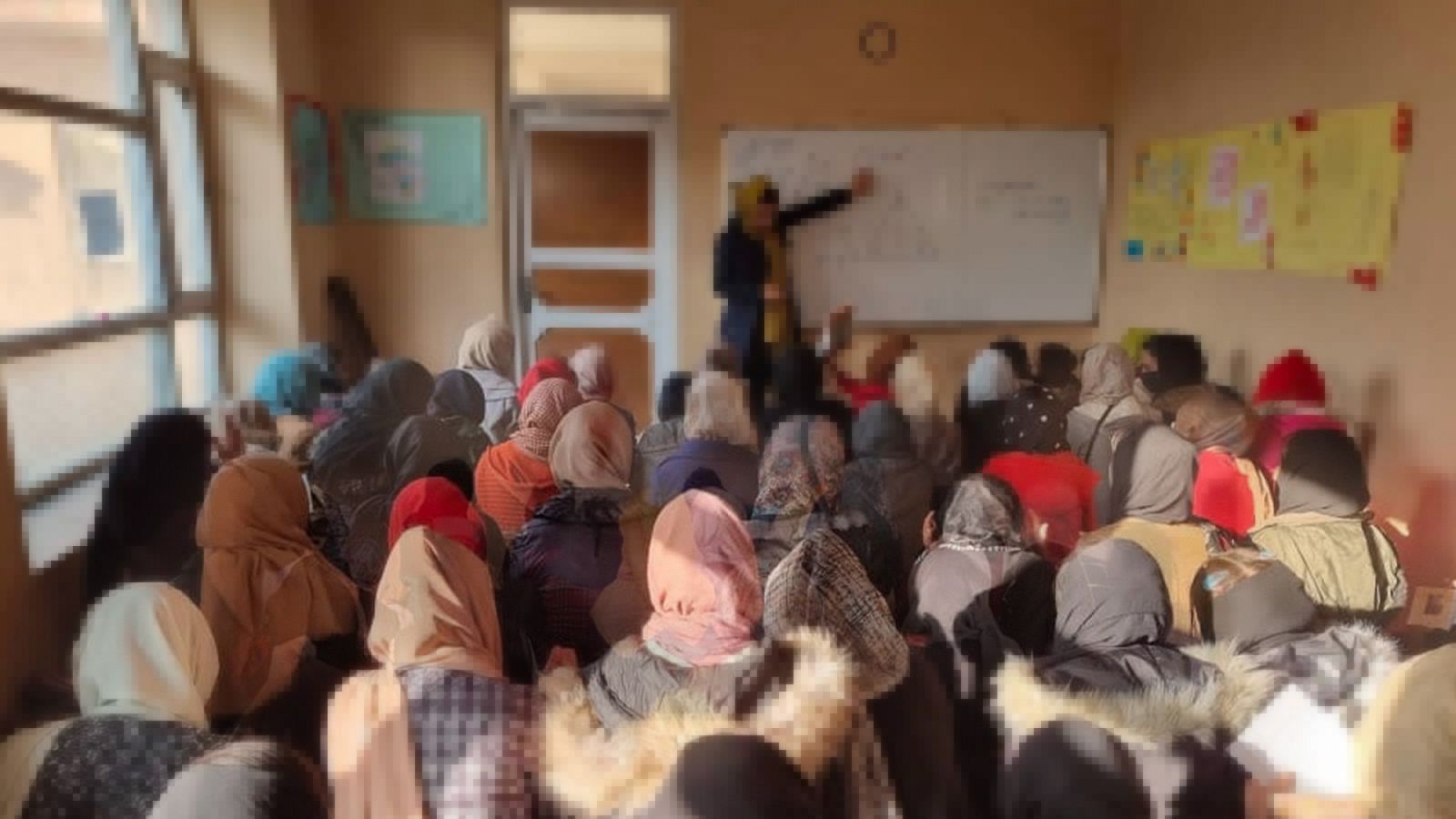 Una profesora enseña a varias niñas afganas en una escuela clandestina en Kabul