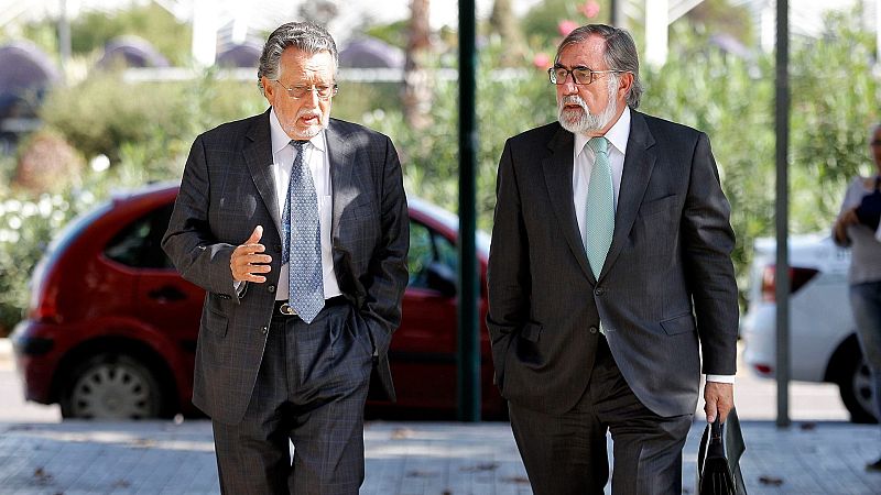 El exvicealcalde de Valencia, Alfonso Grau (i), a su llegada a la Ciudad de la Justicia