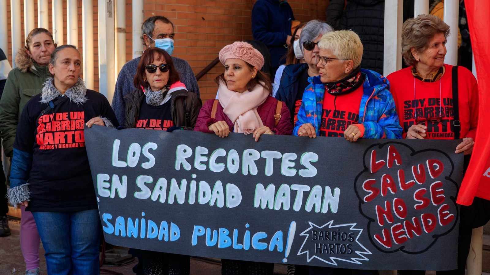 Médicos, personal sanitario, pacientes e integrantes del Sindicato Médico de Primaria (SMP) a las puertas de un centro de salud con carteles de protesta