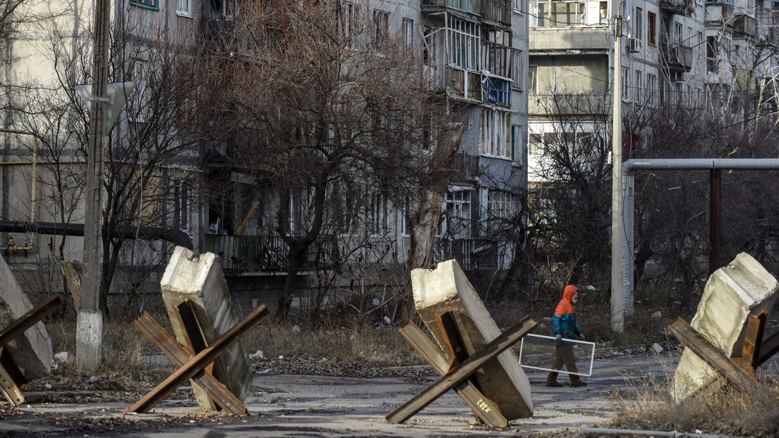 Un hombre camina por una calle de Bajmut