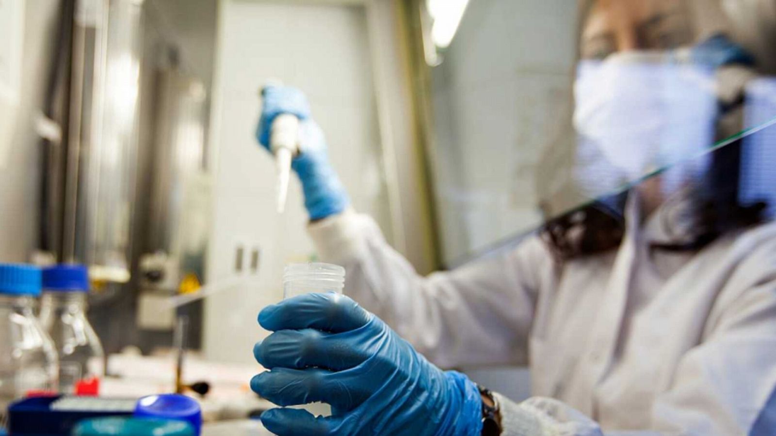 Imagen de archivo de una persona trabajando en un laboratorio.