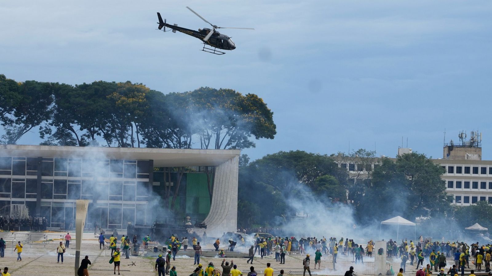 Seguidores radicales de Bolsonaro se enfrentan a la policía en los alrededores del Palacio presidencial el pasado 8 de enero.