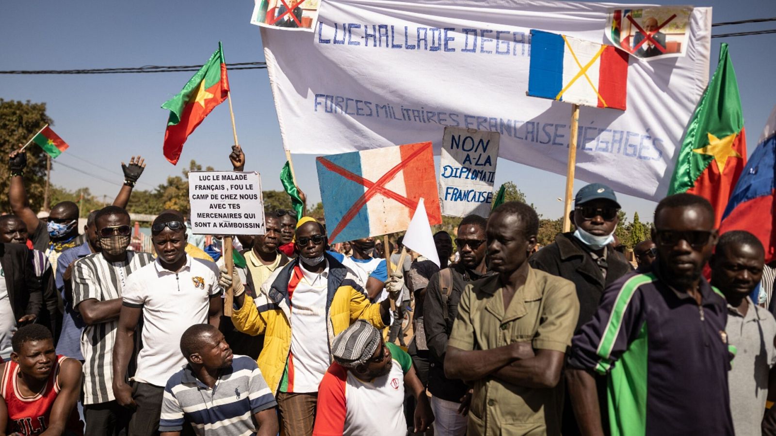 Imagen de una manifestación en Uagadugú de apoyo al presidente de Burkina Faso, el capitán Ibrahim Traoré, y para exigir la salida de las fuerzas militares de Francia.