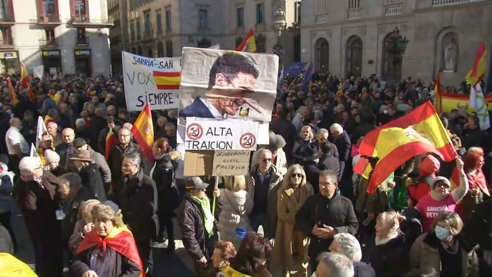 Centenars de persones es concentren a la Plaça Sant Jaume per rebutjar la reforma del Codi Penal