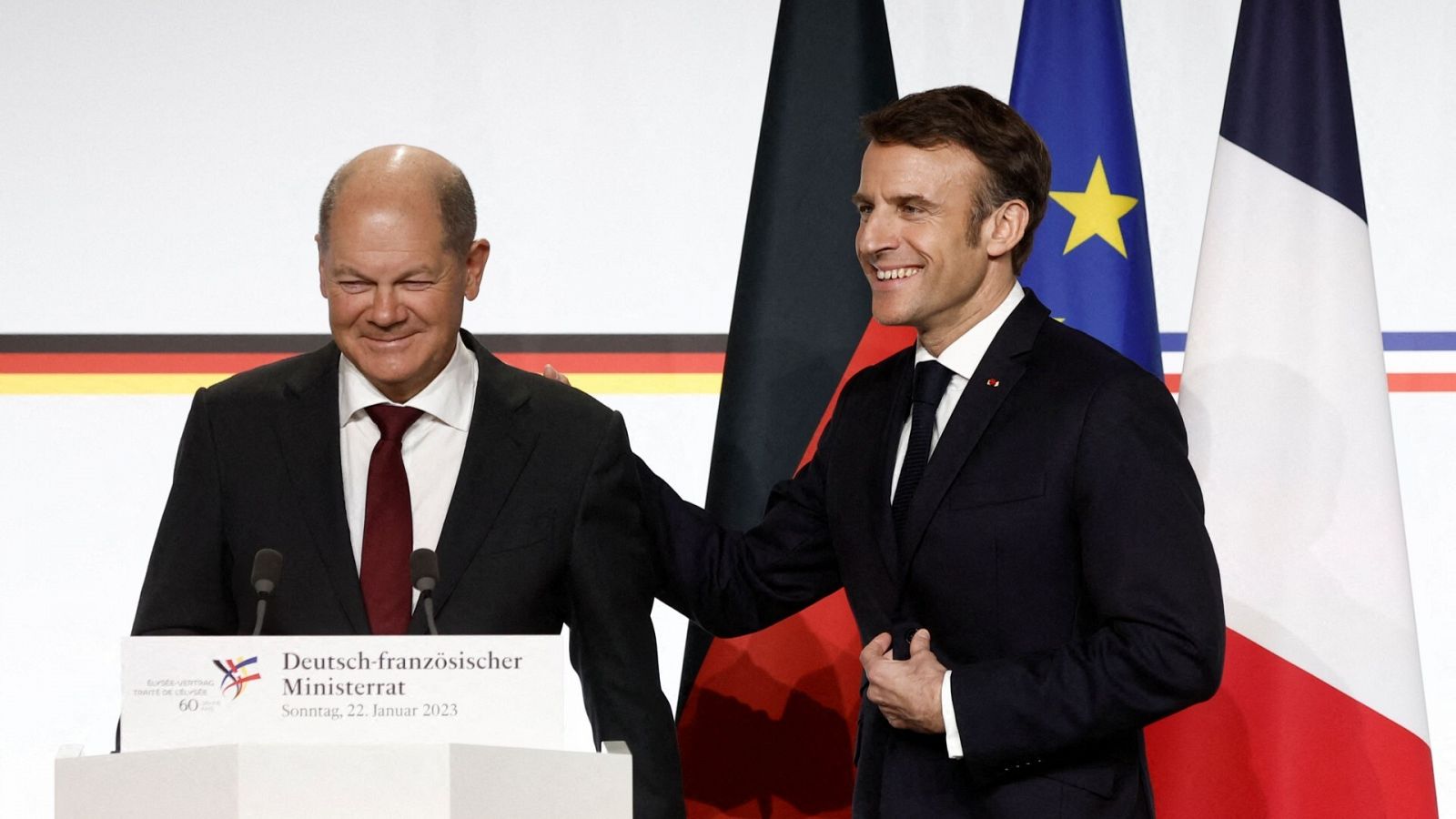 El canciller alemán, Olaf Scholz, y el primer ministro francés, Emmanuel Macron, durante la conferencia de prensa posterior al Consejo de Ministros franco-alemán.