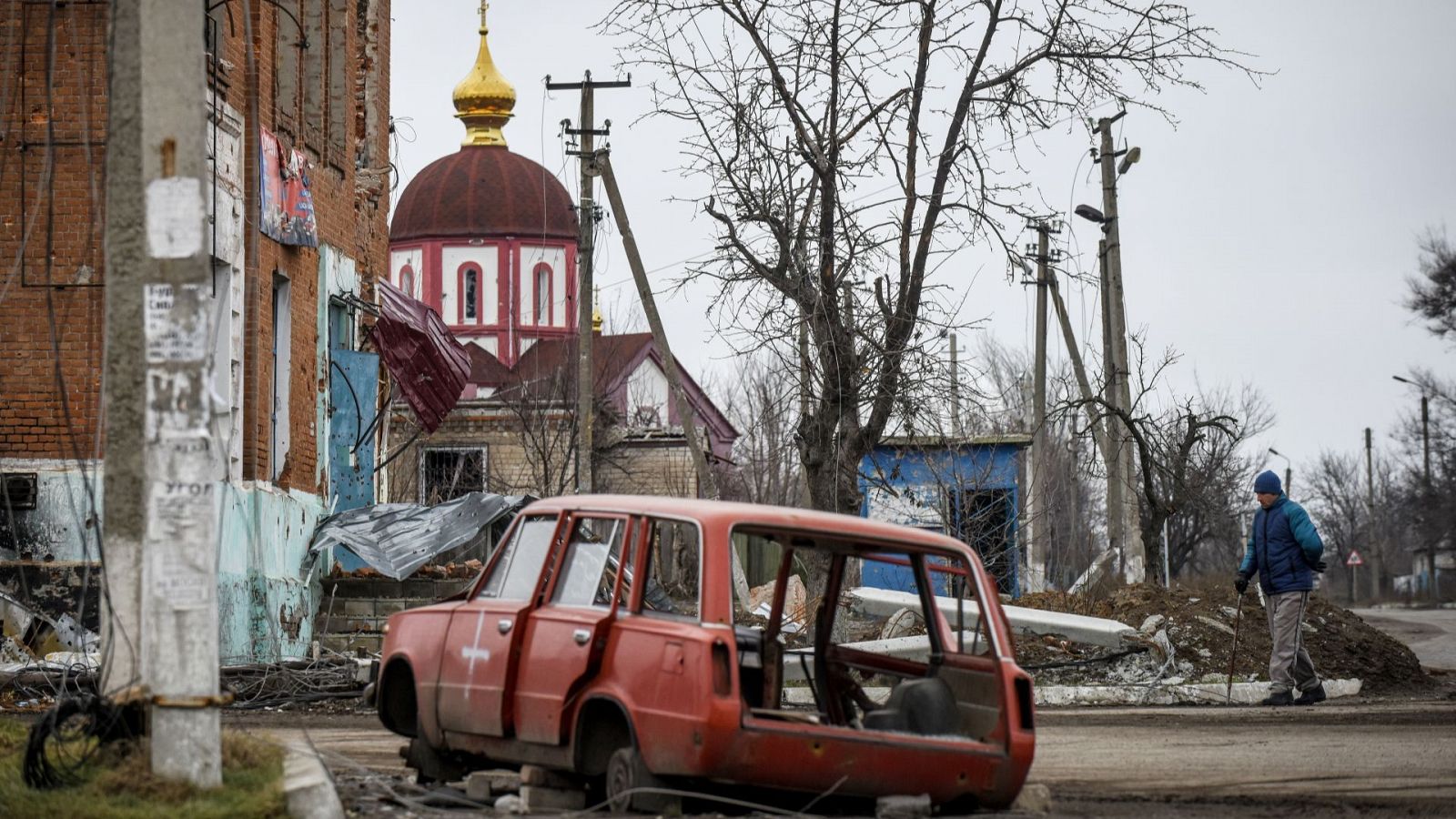 Un hombre camina por Drobysheve, en Donetsk