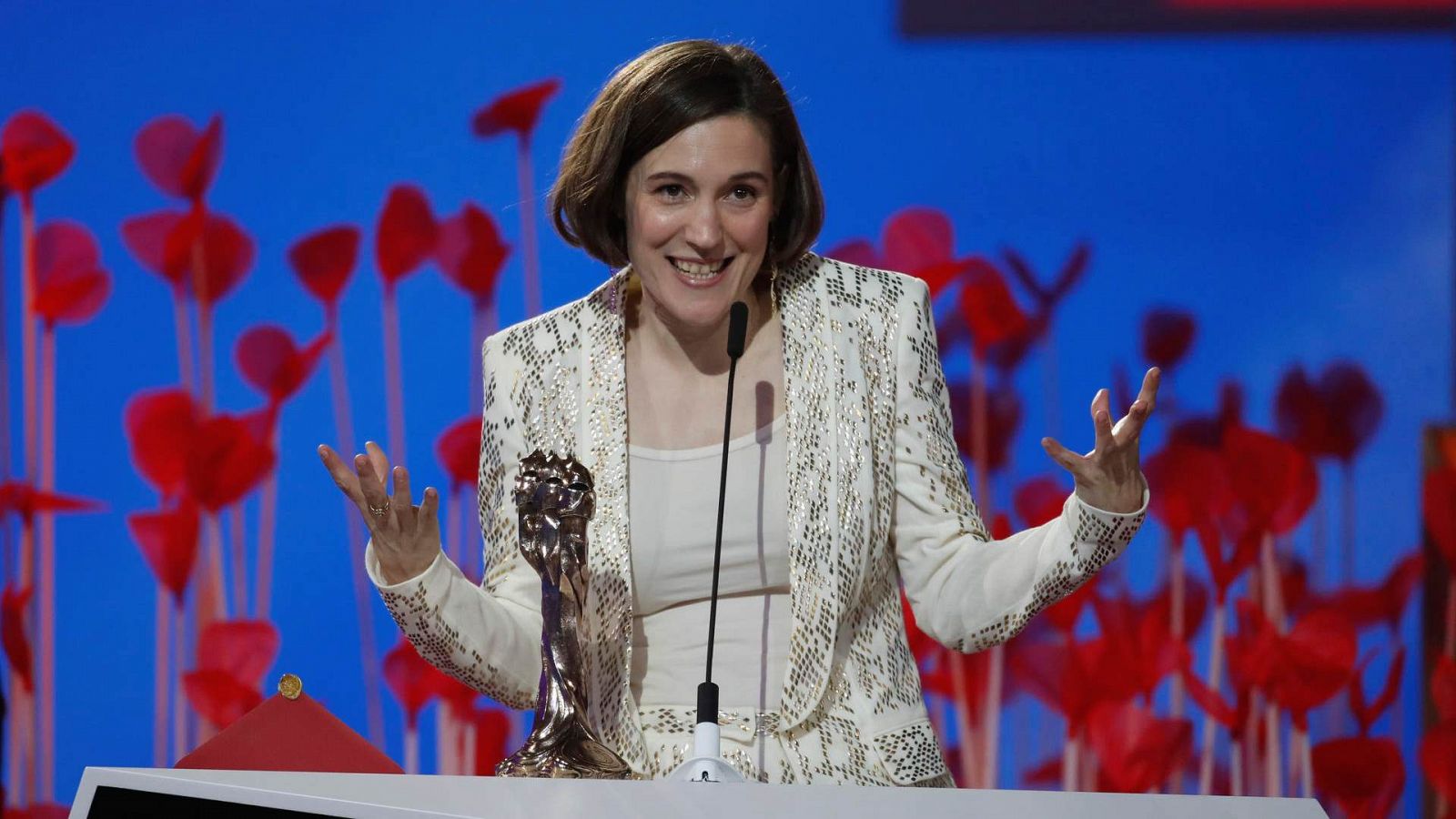 La directora Carla Simón recibe el premio a la Mejor Dirección por 'Alcarrás', durante la gala de los Premios Gaudí 2023.