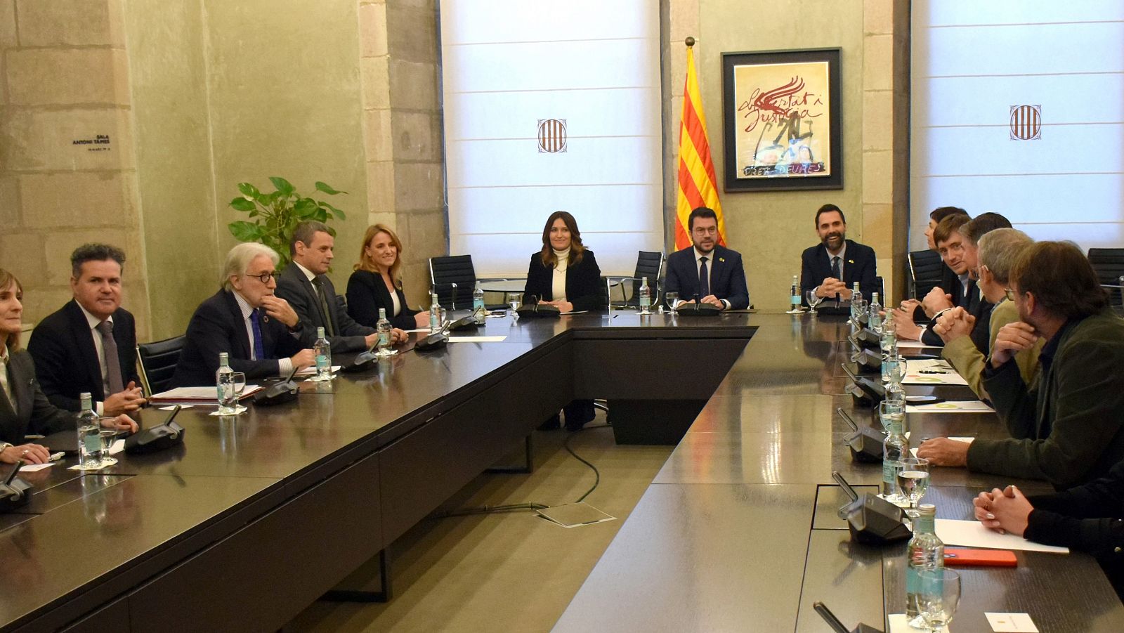 Trobada de Pere Aragonès amb els agents socials a la Generalitat