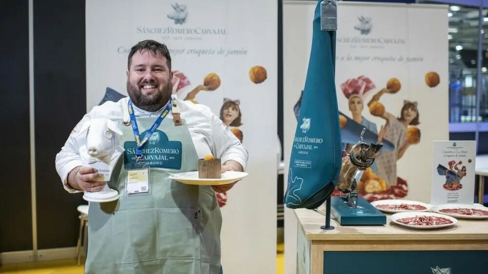 Juan Monteagudo posa con el premio tras ganar el concurso en Madrid Fusión 2023