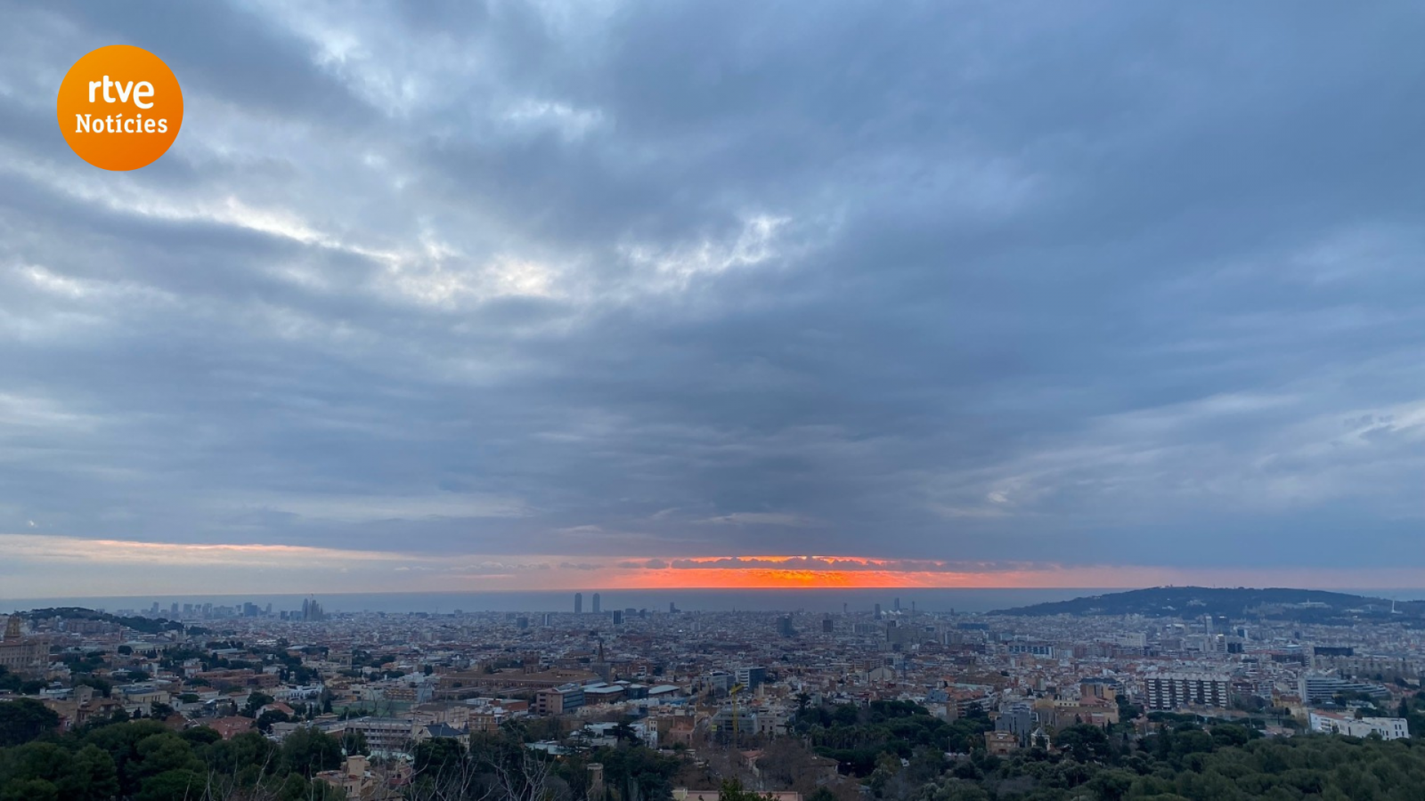 Matí gèlid a Barcelona on ha nevat en llocs puntuals