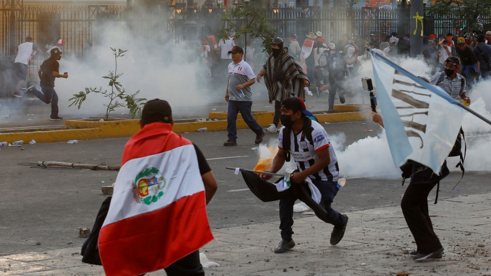 Manifestantes en la marcha "Toma Lima"