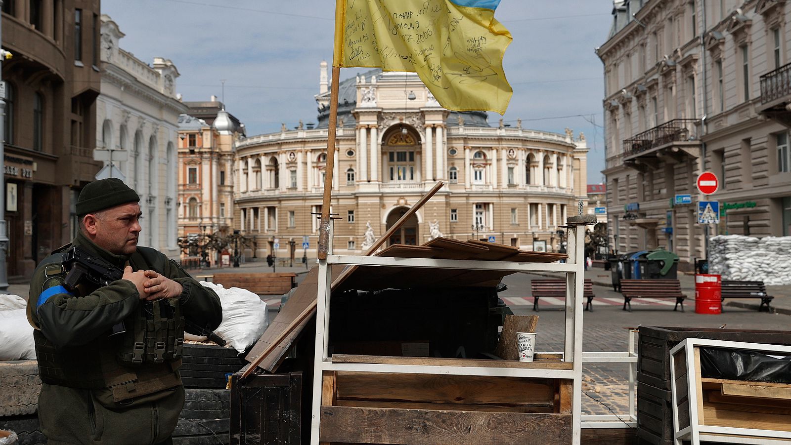 Un soldado hace guardia en puesto de control en el centro de ciudad de Odesa.