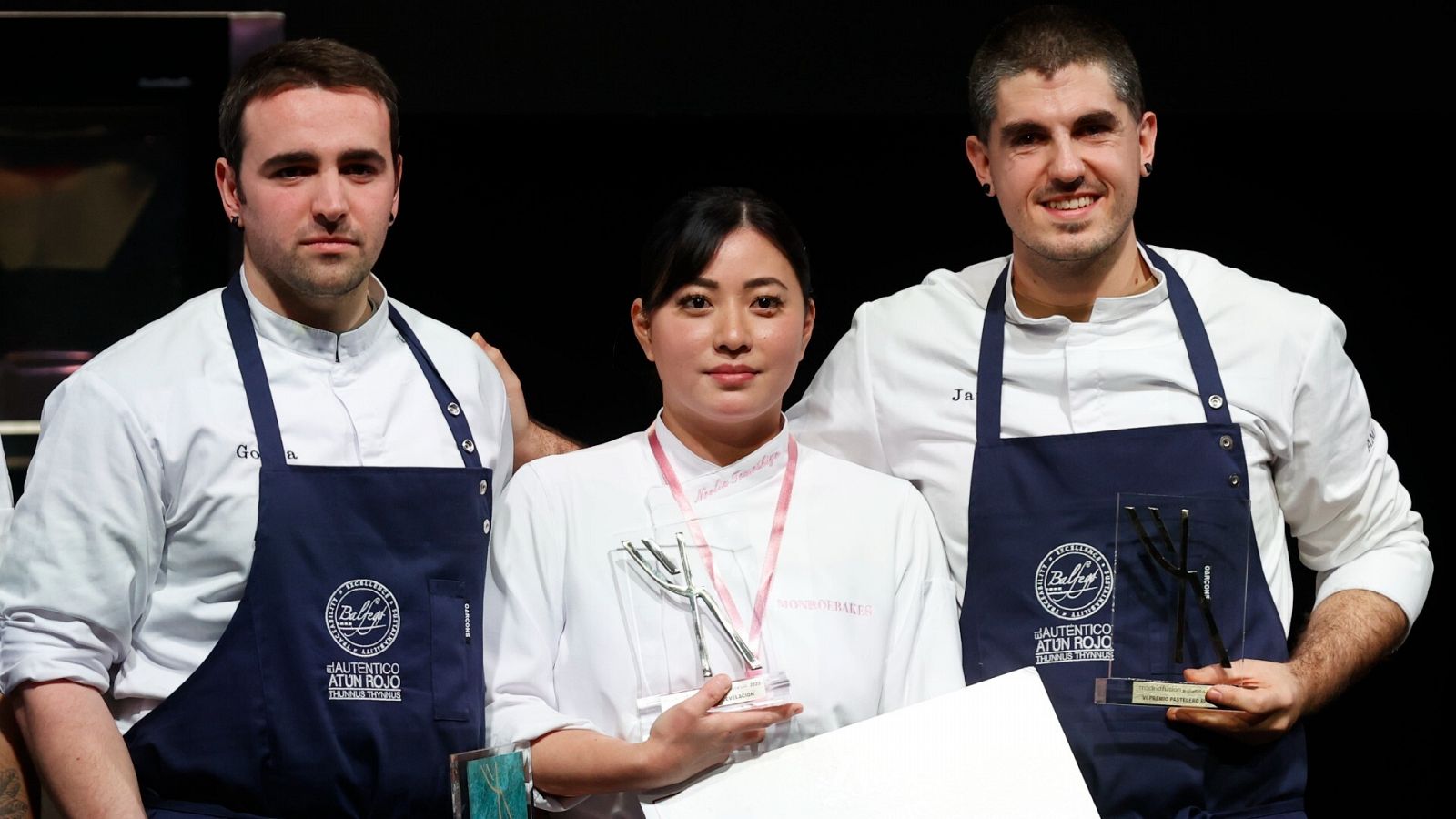 Noelia Tomoshige posa tras recibir el premio de "Pastelera revelación 2023" junto a Gorka Rico (i) y Javier Rivero, ambos galardonados como "Cocineros revelación 2023" en Madrid Fusión