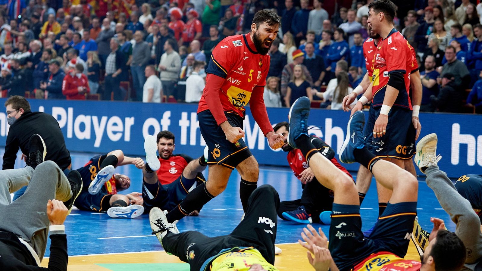 Los jugadores de la selección española celebran el agónico triunfo ante Noruega.