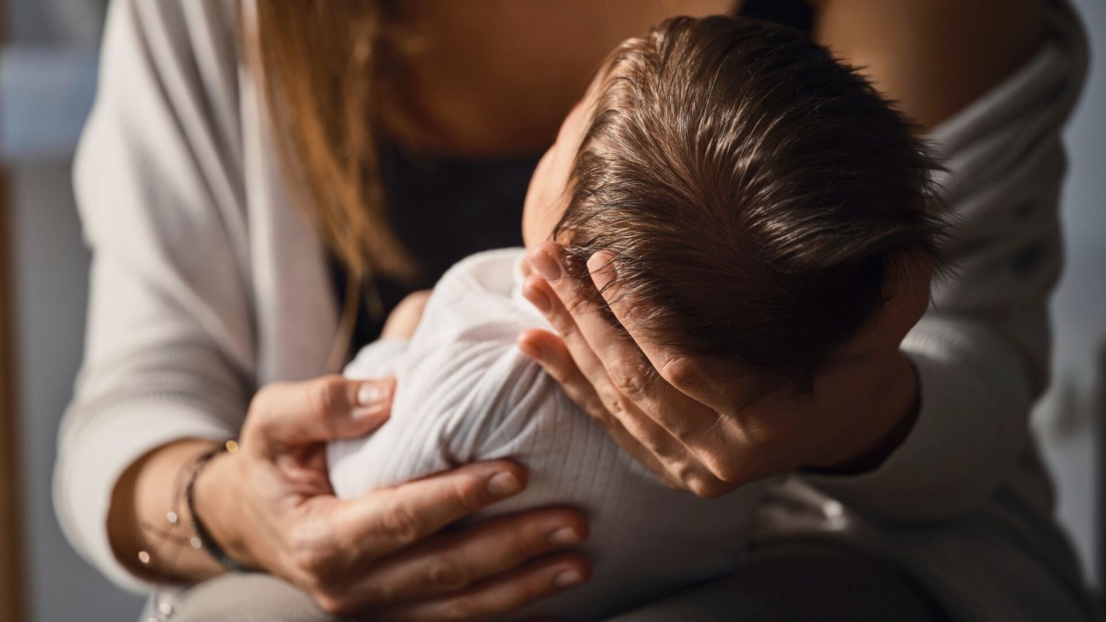 Una mujer sostiene a un bebé